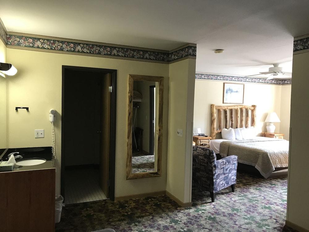 Super 8 By Wyndham Bridgeview Of Mackinaw Motel 2*